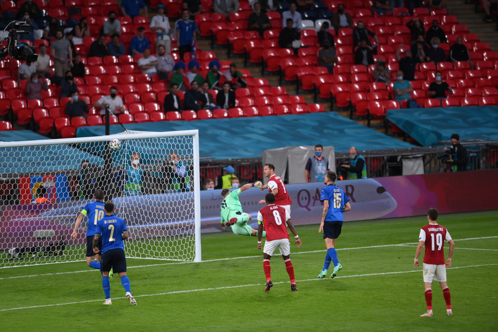 Arnautovic bị VAR từ chối bàn thắng. (Ảnh: UEFA) Thắng nghẹt thở hiệp phụ, Italia giành vé vào tứ kết Euro 2020 -0