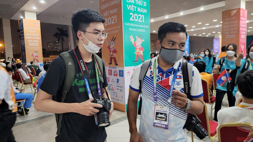 Đại diện đoàn thể thao Lào trao đổi với phóng viên Báo Nhân Dân. (Ảnh: SƠN BÁCH) Có một Việt Nam thân thiện và mến khách trong mắt bạn bè quốc tế -0