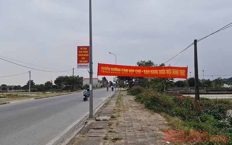 Tuyến đường thường tổ chức chợ Viềng ở xã Kim Thái (huyện Vụ Bản, Nam Định) không xuất hiện hàng, quán như mọi năm.