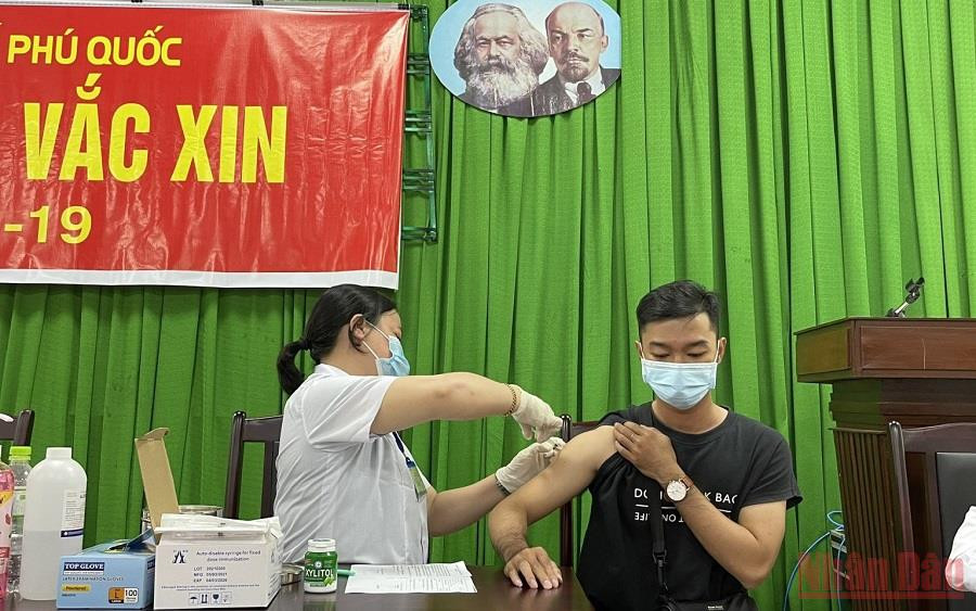 Kiên Giang đẩy nhanh tiến độ tiêm vaccine, phấn đấu đến 15/11 đạt 100% dân số từ 18 tuổi được tiêm 1 mũi vaccine phòng Covid-19. (Ảnh: VIỆT TIẾN)