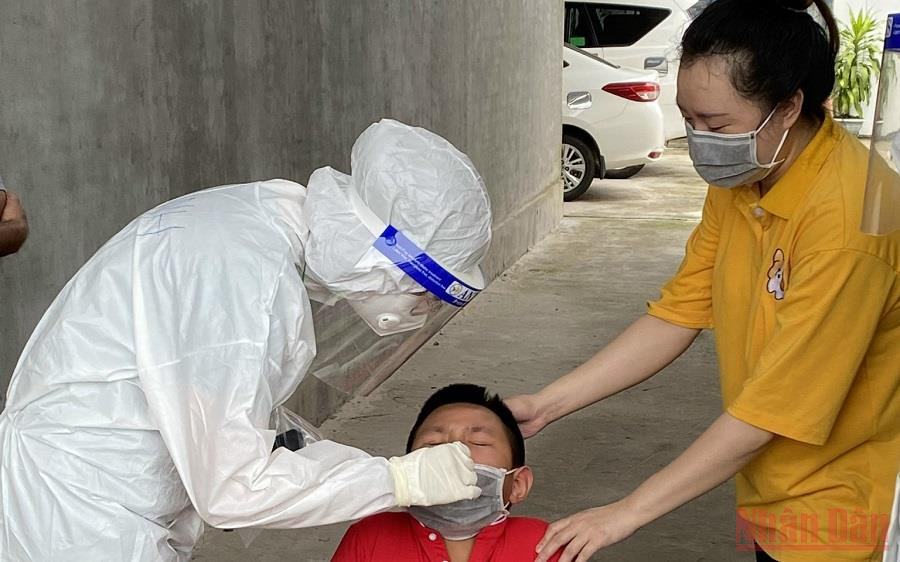 Kiên Giang tiếp tục xét nghiệm tầm soát cộng đồng để bóc tách F0. (Ảnh: VIỆT TIẾN) Dịch Covid-19 bùng phát tại Kiên Giang -0