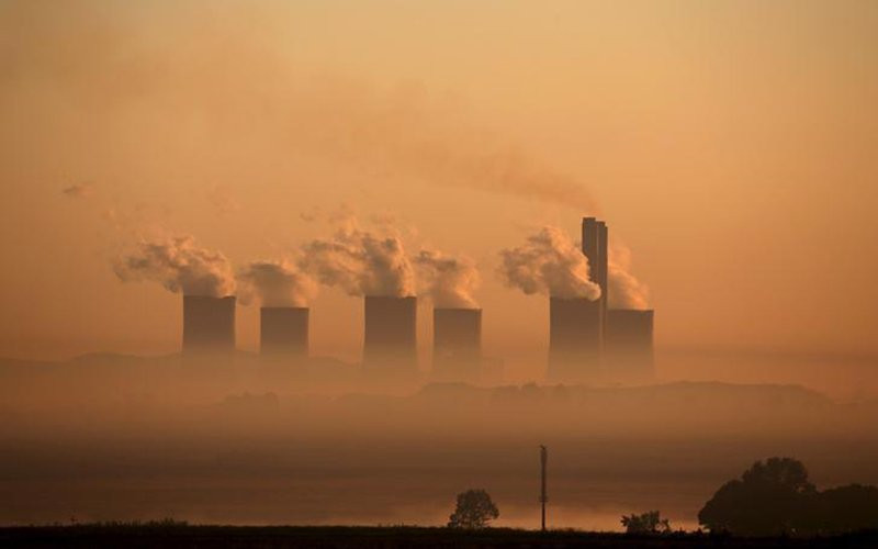 Hơi nước bốc lên từ nhà máy điện Lethabo ở Nam Phi, tháng 2/2016. (Ảnh: Reuters)
