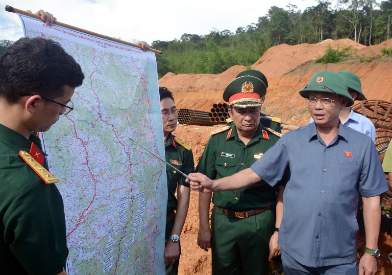 Phó Chủ tịch Quốc hội Trần Quang Phương và Đoàn công tác trong chuyến khảo sát đường Trường Sơn Đông, đoạn qua tỉnh Lâm Đồng, chiều 16/5. Khẩn trương tháo gỡ khó khăn, sớm hoàn thành dự án đường Trường Sơn Đông -0