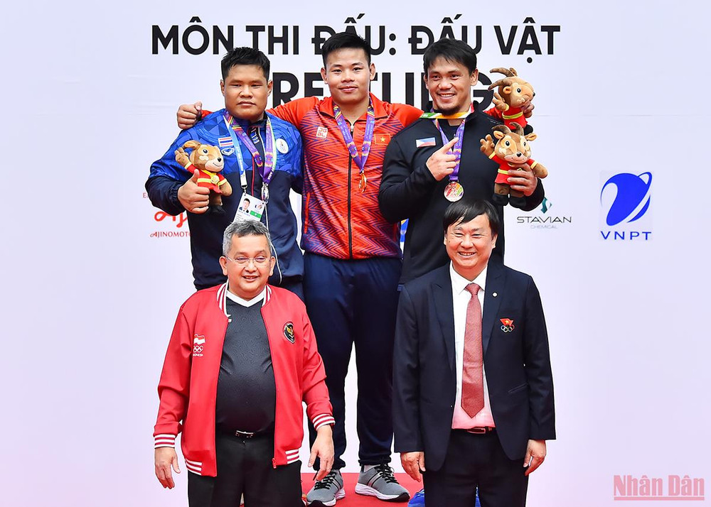 Lễ trao huy chương hạng cân dưới 97 kg. Đội tuyển vật Việt Nam chiến thắng áp đảo tại SEA Games 31 -0