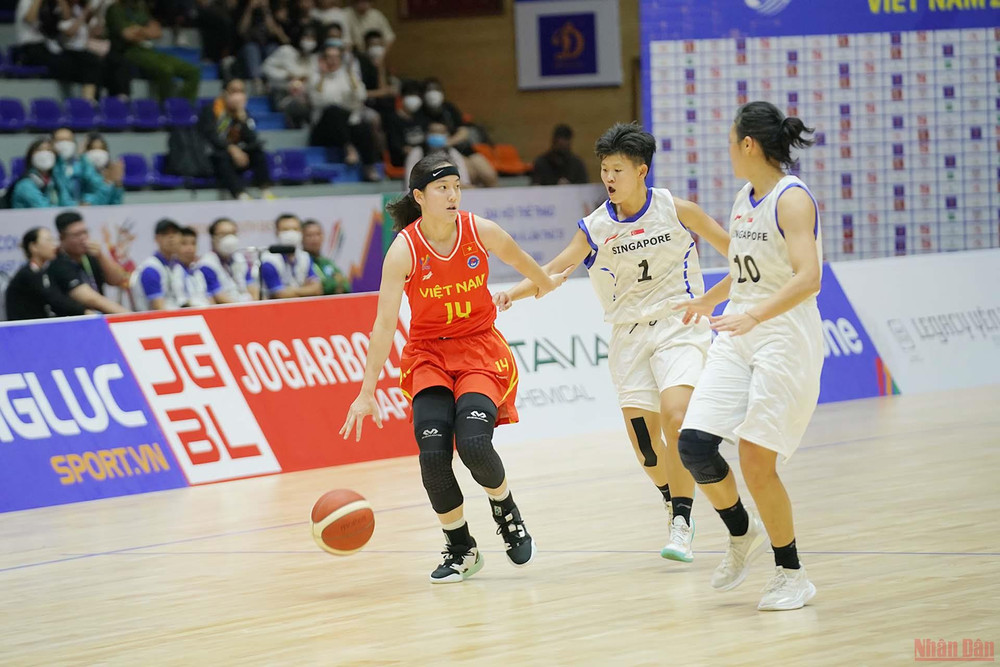 Trương Thảo Vy ghi được 16 điểm, 11 rebounds và tám kiến tạo trong lần đầu khoác áo Đội tuyển quốc gia. (Ảnh: MINH PHÚ) Bóng rổ Việt Nam giành hai chiến thắng ở ngày ra quân -0