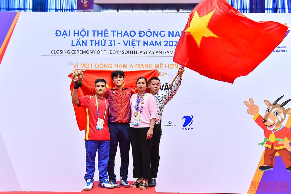 Bùi Mạnh Hùng chia vui cùng gia đình sau khi nhận Huy chương Vàng nội dung vật cổ điển hạng cân dưới 67 kg. Đội tuyển vật Việt Nam chiến thắng áp đảo tại SEA Games 31 -1