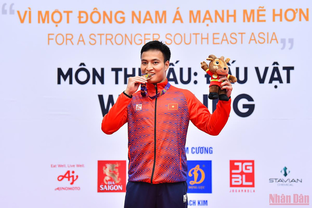 Nguyễn Bá Sơn nhận Huy chương Vàng hạng cân dưới 77 kg. Đội tuyển vật Việt Nam chiến thắng áp đảo tại SEA Games 31 -2