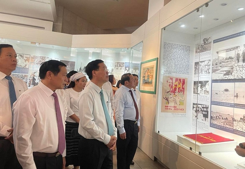 Đồng chí Võ Văn Thưởng và các đại biểu xem các hình ảnh, tư liệu tại triển lãm. Khai mạc Triển lãm Những tấm gương bình dị mà cao quý -0