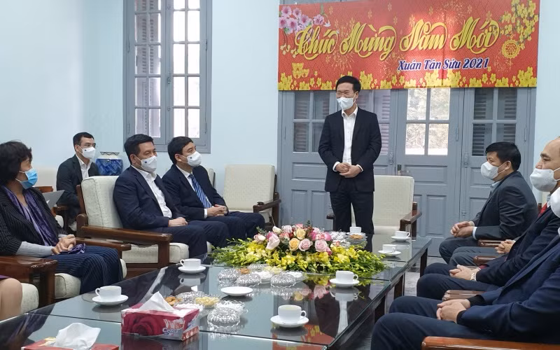 Thường trực Ban Bí thư Võ Văn Thưởng thăm, chúc Tết Viện Vệ sinh Dịch tễ Trung ương.