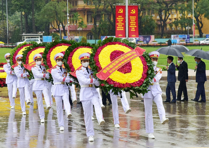 Vòng hoa của Đoàn mang dòng chữ "Đời đời nhớ ơn Chủ tịch Hồ Chí Minh vĩ đại". Lãnh đạo Đảng, Nhà nước vào Lăng viếng Chủ tịch Hồ Chí Minh nhân dịp Tết Nguyên đán Tân Sửu -0