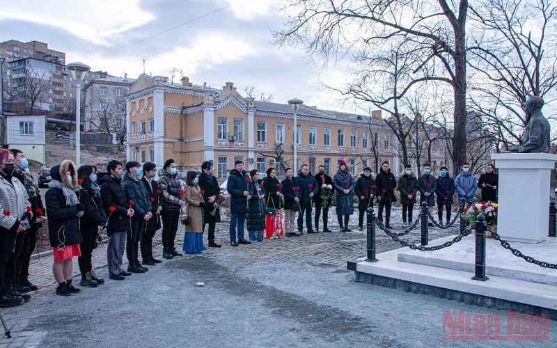 Người Việt tại tỉnh Primorye dâng hoa tại tượng đài Bác.