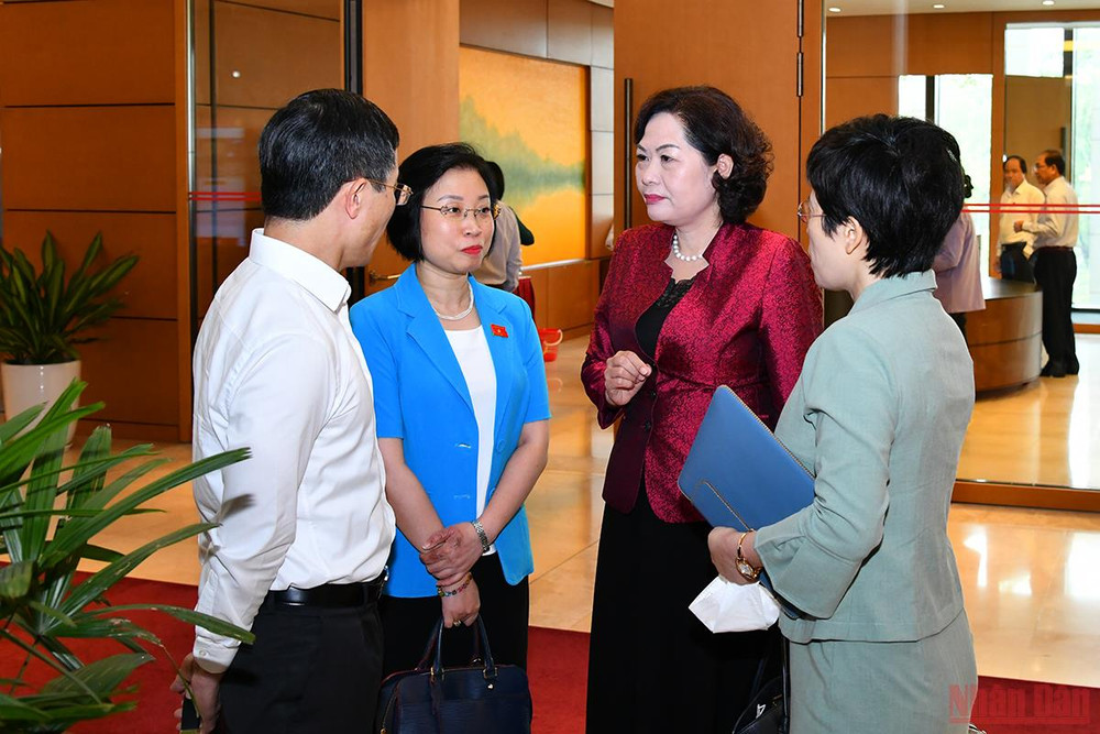 Thống đốc Ngân hàng Nhà nước Nguyễn Thị Hồng cùng các đại biểu bên lề phiên chất vấn. Tinh thần trách nhiệm cao trước Quốc hội, cử tri và nhân dân -0