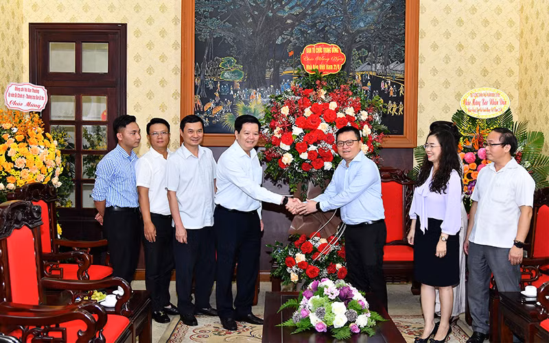 Tổng Biên tập Báo Nhân Dân Lê Quốc Minh cảm ơn đồng chí Mai Văn Chính và đoàn đại biểu Ban Tổ chức Trung ương đến chúc mừng Báo. (Ảnh: ĐĂNG KHOA)