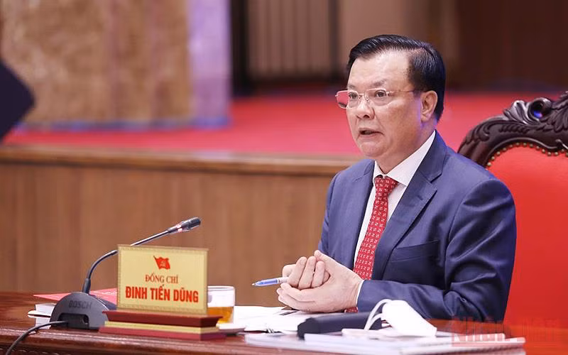 Đồng chí Đinh Tiến Dũng giải đáp những băn khoăn, trăn trở của các đại biểu thanh niên tại Hội nghị.