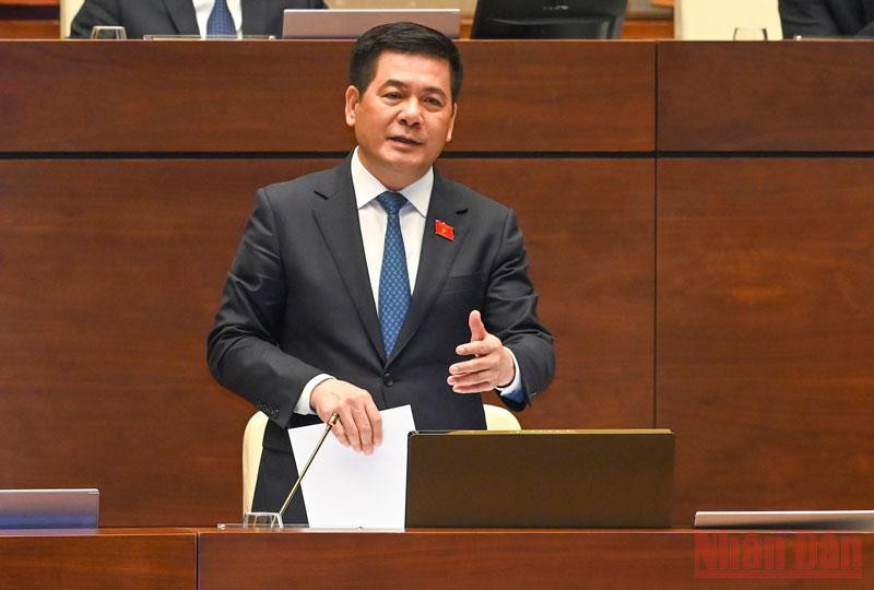 Bộ trưởng Công thương Nguyễn Hồng Diên trả lời chất vấn của các đại biểu Quốc hội. (Ảnh: DUY LINH) Bộ trưởng Công thương cam kết xử lý nghiêm doanh nghiệp xăng dầu vi phạm, không bao che -0