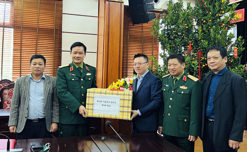 Tổng Biên tập Báo Nhân Dân Lê Quốc Minh trao quà tặng một số gia đình chính sách ở Cục Tuyên huấn, Tổng cục Chính trị Quân đội nhân dân Việt Nam. Nâng cao chất lượng tuyên truyền về lĩnh vực quân sự, quốc phòng -0