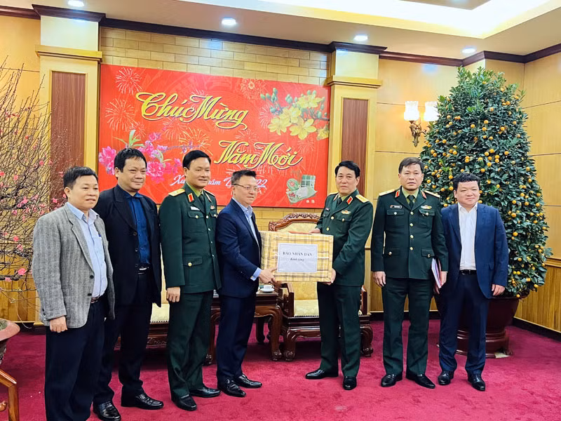 Tổng Biên tập Báo Nhân Dân Lê Quốc Minh trao quà tặng một số gia đình chính sách Văn phòng Tổng cục Chính trị Quân đội nhân dân Việt Nam.