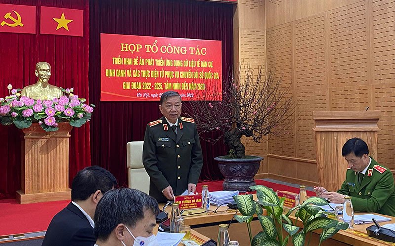 Bộ trưởng Công an Tô Lâm đề nghị đẩy nhanh việc ứng dụng các tiện ích từ cơ sở dữ liệu quốc gia về dân cư để phục vụ người dân và doanh nghiệp.