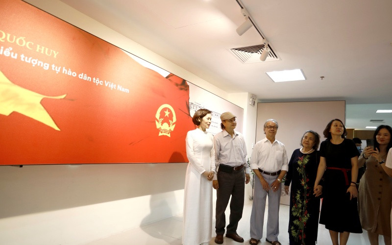 Triển lãm 'Quốc kỳ, Quốc ca, Quốc huy - biểu tượng của lòng tự hào dân tộc Việt Nam' thu hút sự quan tâm của người xem.