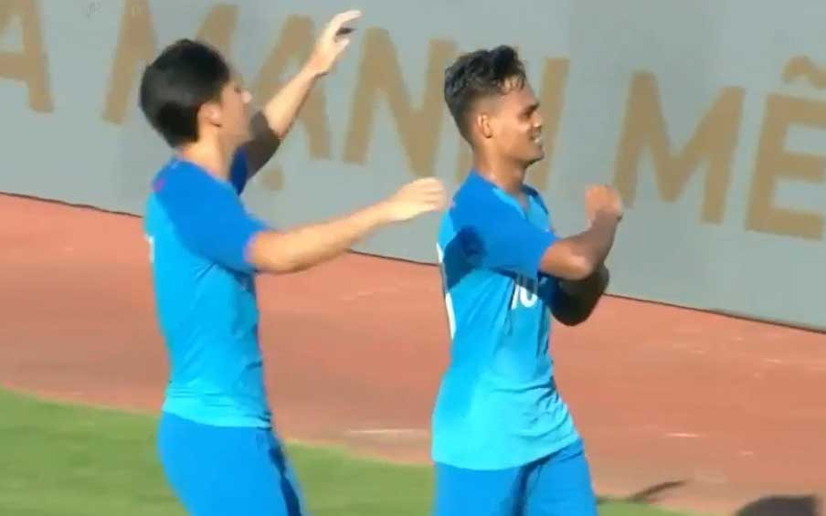 Tiền vệ Saifullah Akbar ăn mừng sau khi ghi bàn thắng mở tỷ số cho U23 Singapore. (Ảnh chụp màn hình) Đánh bại U23 Campuchia 1-0, U23 Singapore nuôi hy vọng vào bán kết -0