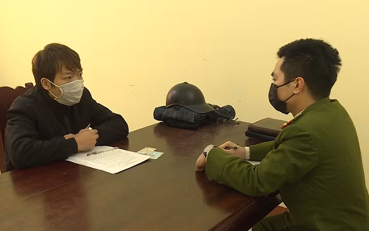 Công an thành phố Việt Trì, Phú Thọ, bắt đối tượng có hành vi cướp giật trên địa bàn. (Ảnh: Nguyễn Chung)