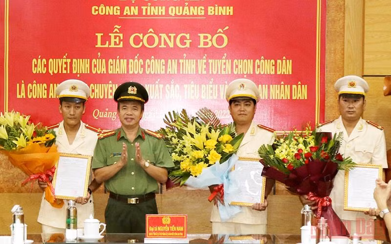 Đại tá Nguyễn Tiến Nam, Giám đốc Công an Quảng Bình, trao quyết định tuyển dụng vào công an nhân dân cho các cá nhân xuất sắc, tiêu biểu.