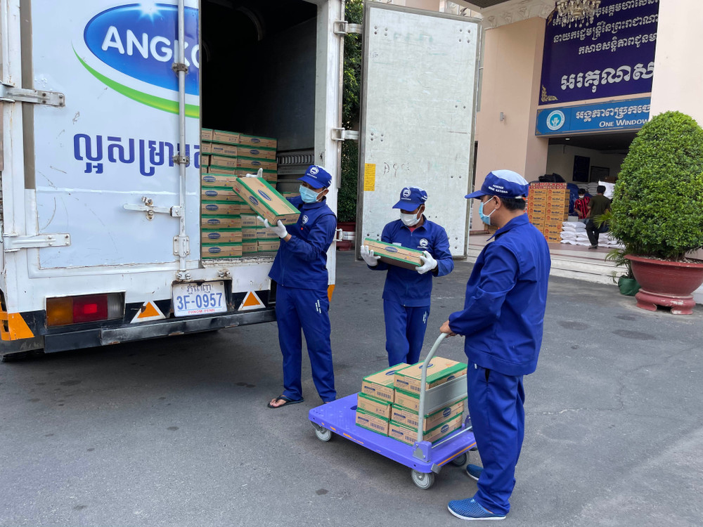 Công tác giao nhận sữa cho chính quyền Phnom Penh được nhà máy Angkormilk thực hiện cẩn trọng, tuyệt đối tuân thủ theo quy định phòng dịch Covid-19. Vinamilk và Angkormilk hỗ trợ sữa cho người dân và trẻ em Campuchia trong vùng Covid-19 -0