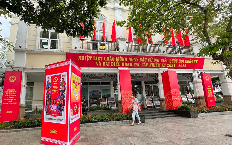Công tác trang trí khánh tiết tại các điểm bầu cử được Hà Nội thực hiện chu đáo. Hà Nội sẵn sàng các phương án phục vụ bầu cử trong bối cảnh dịch Covid-19 -0