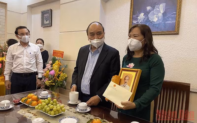 Chủ tịch nước Nguyễn Xuân Phúc thăm hỏi, chúc mừng Nhà giáo ưu tú Triệu Thị Huệ nhân Ngày Nhà giáo Việt Nam.