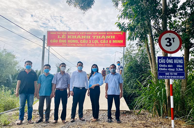 Đại diện KITA Group và chính quyền địa phương tổ chức khánh thành cầu nông thôn ở Hậu Giang.