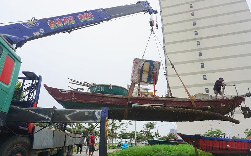 Nhiều ngư dân ven biển Đà Nẵng đã được hỗ trợ kéo, cẩu tàu cá lên khu vực cao để tránh bão số 5. (Ảnh: ANH ĐÀO). Đà Nẵng kiểm soát chặt chẽ việc ngư dân vào tránh trú bão tại âu thuyền Thọ Quang -0