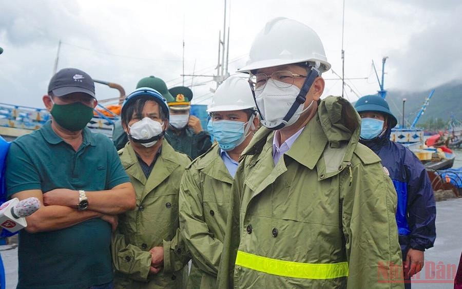 Bí thư Thành ủy Đà Nẵng, Nguyễn Văn Quảng, kiểm tra công tác bảo đảm an toàn cho ngư dân tránh bão tại âu thuyền Thọ Quang, sáng 11/9. (Ảnh: ANH ĐÀO). Đà Nẵng, Quảng Nam ứng phó bão số 5 trong bối cảnh dịch bệnh -0