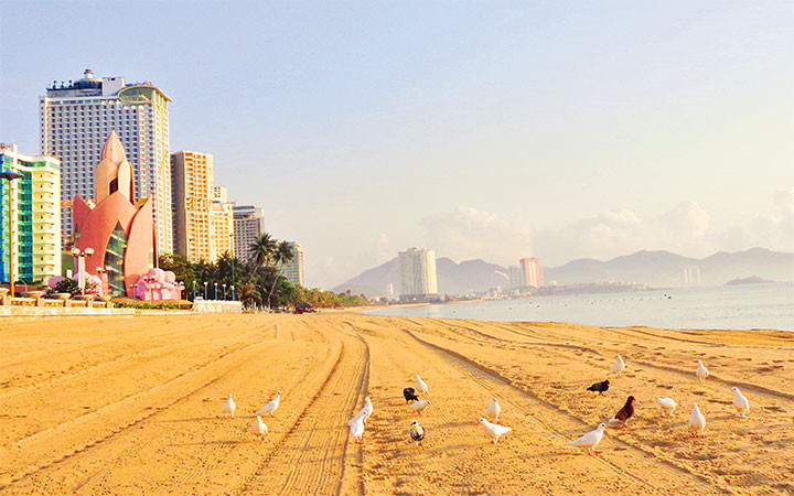 Bãi biển Nha Trang vắng lặng, không bóng người.