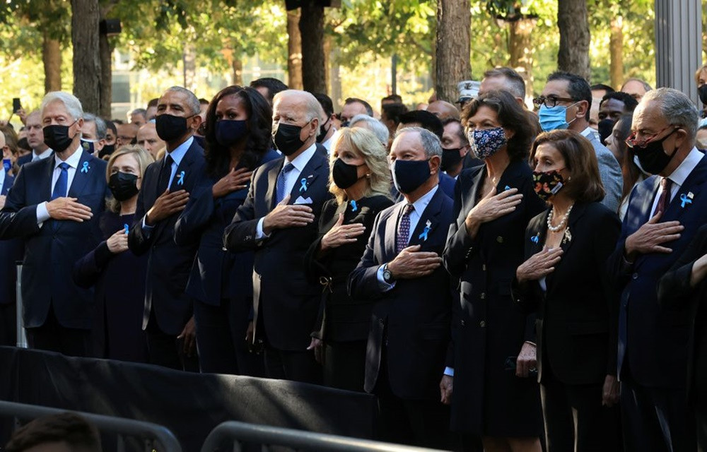 Cựu Tổng thống Bill Clinton và phu nhân Hillary Clinton, cựu Tổng thống Barack Obama và phu nhân Michelle Obama, Tổng thống đương nhiệm Joe Biden và phu nhân Jill Biden (hàng đầu, từ trái sang) dự lễ tưởng niệm tại Đài tưởng niệm và Bảo tàng 11/9 tại New York, Mỹ, ngày 11/9/2021. (Ảnh: Reuters) Nước Mỹ tưởng niệm các nạn nhân của vụ khủng bố bi thảm nhất trong lịch sử -0