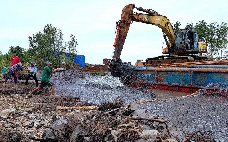 Lực lượng chức năng gia cố chân đê biển tây bị sạt lở, đoạn thuộc xã Khánh Tiến, huyện U Minh. ngap11-1602667506495.jpg