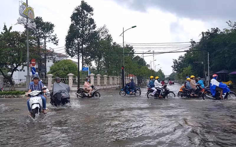 Người dân TP Cà Mau di chuyển khó khăn vì đường xá bì bõm như sông.