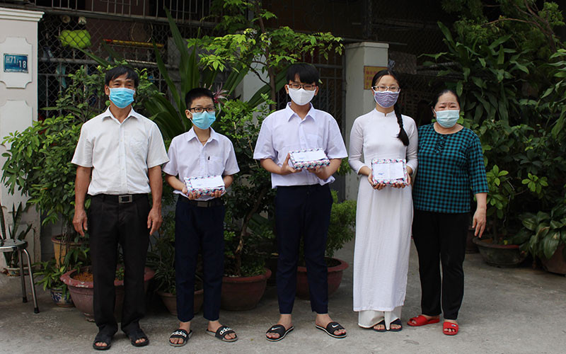 Trao quà cho học sinh khó khăn phường Hòa Thuận Tây. Tiếp bước học sinh nghèo tới trường -0