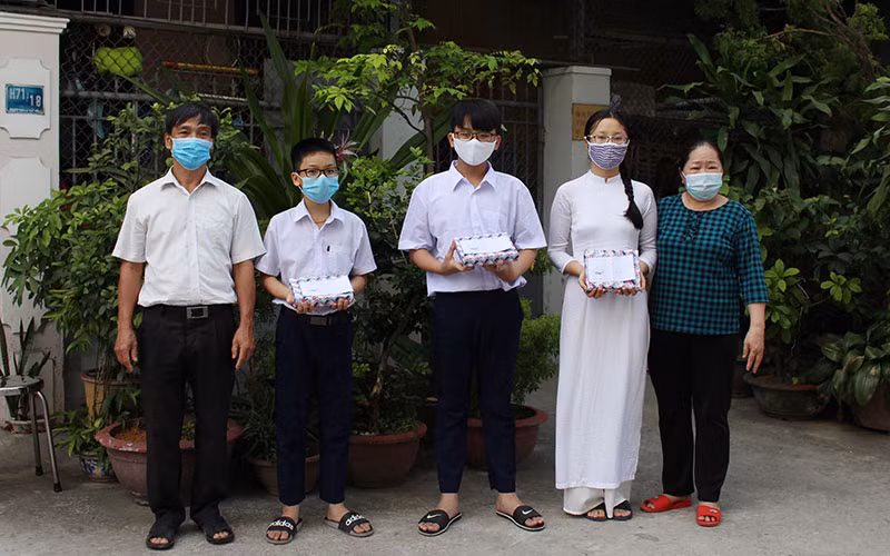 Tiếp bước học sinh nghèo tới trường -0