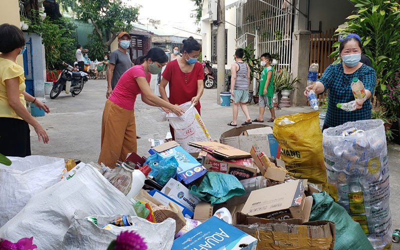 Thu gom rác tái chế tại Chi hội phụ nữ 33. Tiếp bước học sinh nghèo tới trường -0