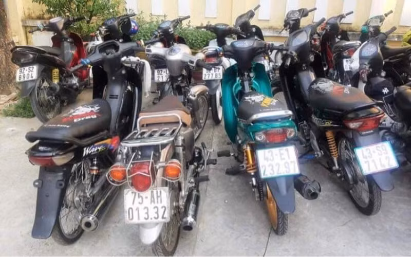 Hơn 40 xe mô-tô có dấu hiệu vi phạm bị lực lượng chức năng tạm giữ ngày 1-5.