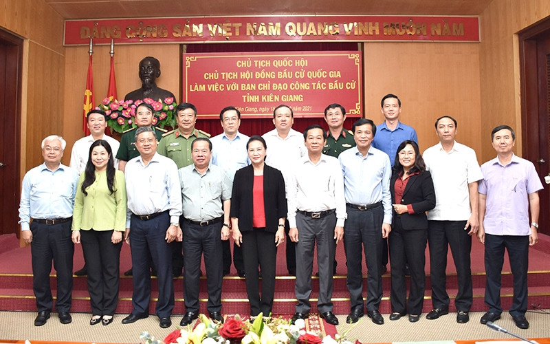 Chủ tịch Quốc hội Nguyễn Thị Kim Ngân chụp ảnh lưu niệm với lãnh đạo tỉnh Kiên Giang, chiều 18-3. Chủ tịch Quốc hội Nguyễn Thị Kim Ngân kiểm tra công tác bầu cử tại An Giang và Kiên Giang -0