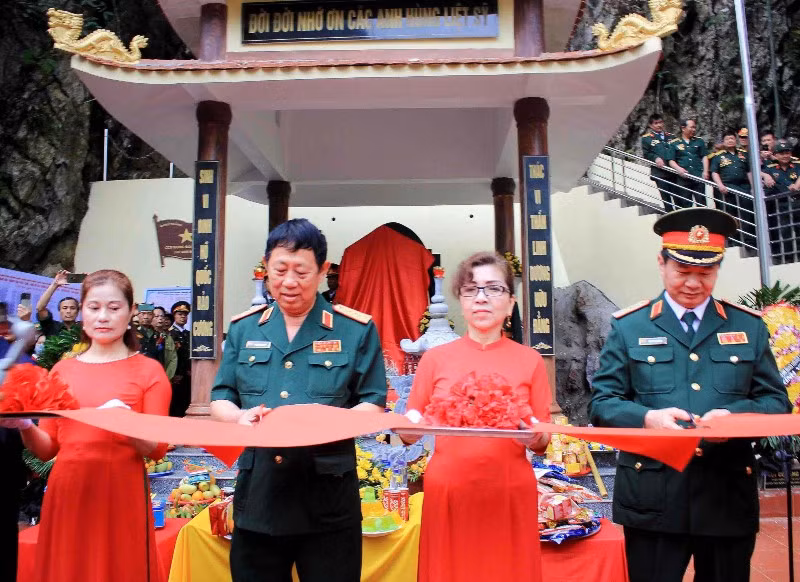 Các đại biểu cắt băng khánh thành Nhà bia tưởng niệm liệt sĩ.