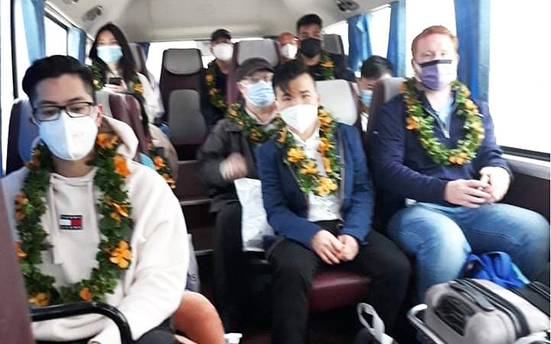 Các du khách đang trên đường về Khu nghỉ dưỡng phức hợp Nam Hội An (Ảnh: Tấn Nguyên) 30 du khách quốc tế đầu tiên tới Quảng Nam sau 2 năm gián đoạn vì Covid-19 -0