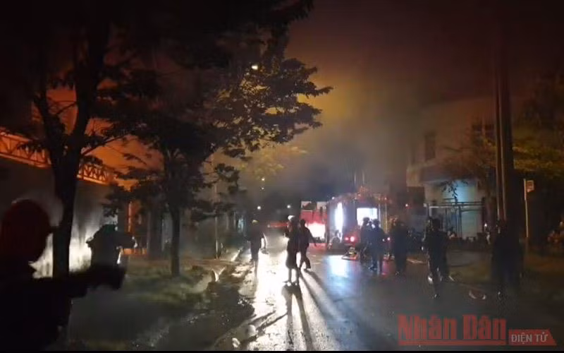 Cháy thiêu trụi xưởng làm nến tại Đà Nẵng -1