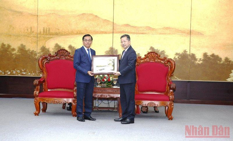 Lãnh đạo Đà Nẵng tặng quà lưu niệm cho đoàn lãnh đạo tỉnh Sekong. Tăng cường hợp tác Đà Nẵng – Sê Kông (Lào) -0