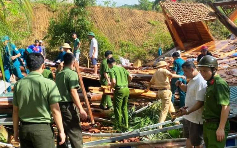 Công an, quân sự tham gia cứu hộ, trợ giúp gia đình khắc phục hậu quả sạt, lở đất đá, xô đổ nhà dân. Sạt lở đất, đá từ đồi núi, xô đổ 1 ngôi nhà ở Thanh Hóa -0