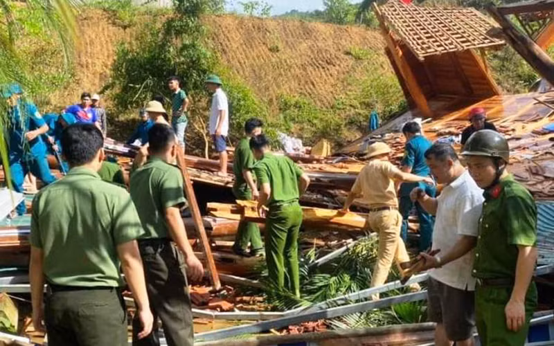 Sạt lở đất, đá từ đồi núi, xô đổ 1 ngôi nhà ở Thanh Hóa -0