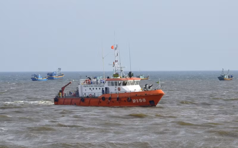Bộ Chỉ huy Bộ đội Biên phòng Bình Thuận điều động tàu BP 11.19.01 tham gia tìm kiếm các nạn nhân còn mất tích trên biển.