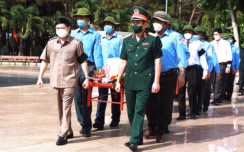 Các đồng chí lãnh đạo Quân khu 5 và tỉnh Đắk Lắk tiễn đưa anh linh các anh hùng liệt sĩ về với đất mẹ.