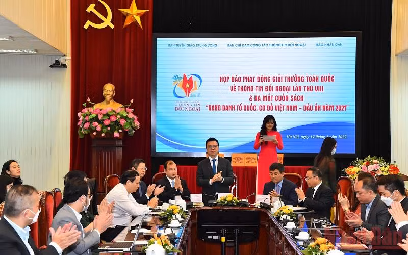 Quang cảnh buổi họp báo tại trụ sở Báo Nhân Dân sáng 19/4. (Ảnh: Thủy Nguyên)